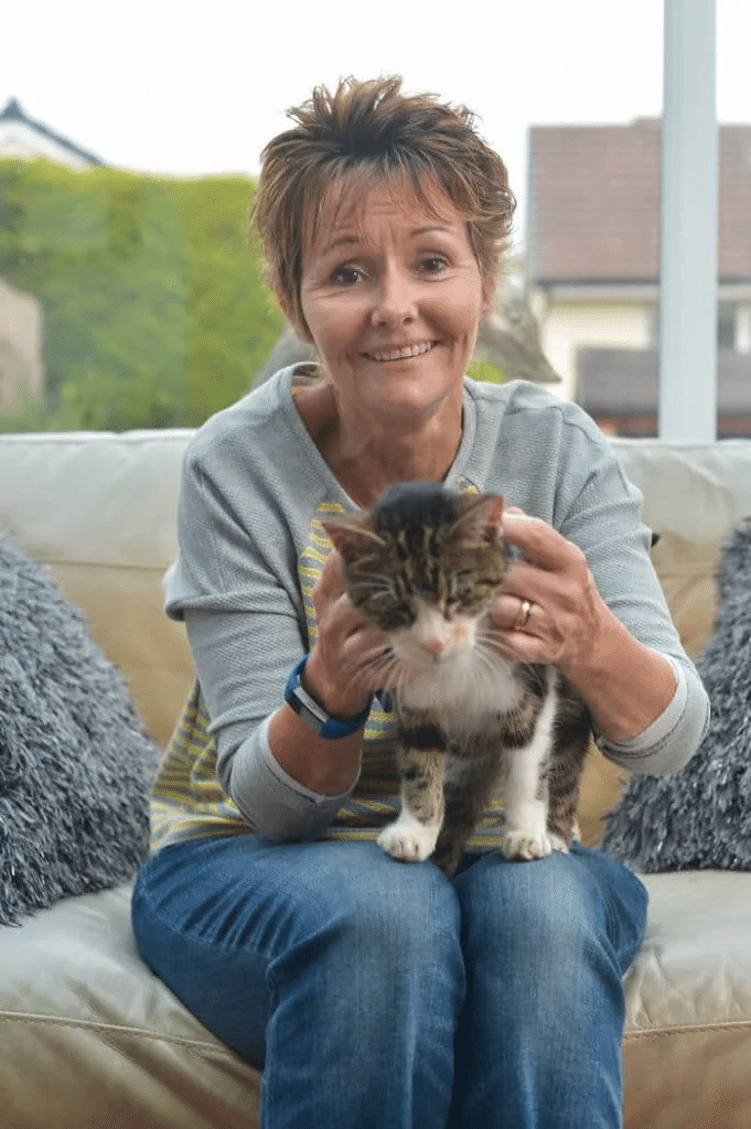 A woman is shocked to find out that her long-lost cat is still alive 5